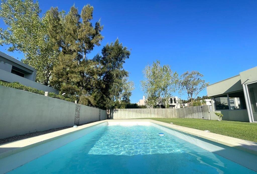 Venta casa minimalista 5 dormitorios, piscina | San Nicolás