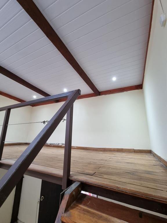 Venta De Casa Con Cochera Jardín y Parrillero