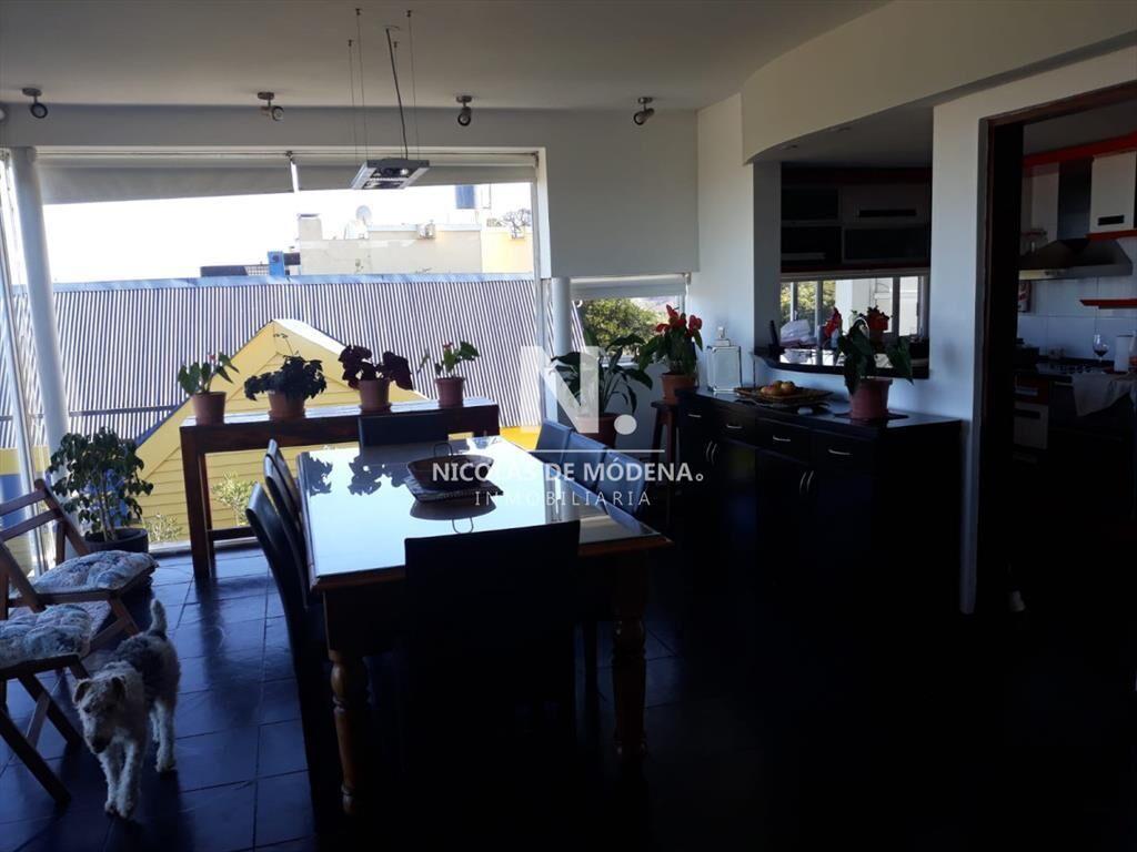 CASA DE 4 DORMITORIOS EN VENTA, FRENTE AL MAR EN