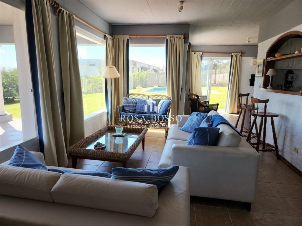 HERMOSA CASA EN PUNTA BALLENA, VISTA AL MAR