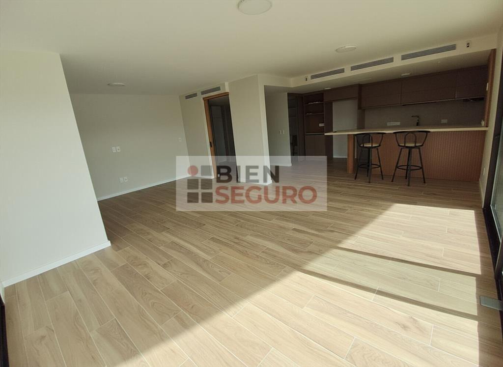 Penthouse de 3 dormitorios en alquiler en Carrasco Norte. C