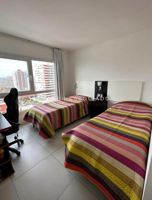 Vende apartamento de 2 dormitorios en Punta del