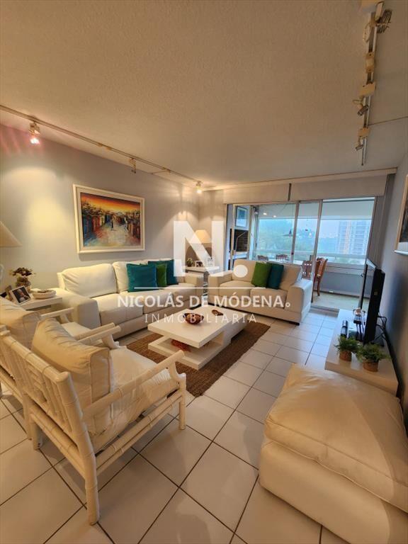 Vende apartamento de 2 dormitorios en Punta del