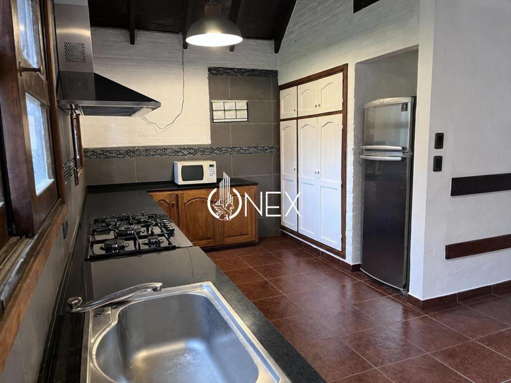 Alquiler anual casa sobre avenida Córdoba.