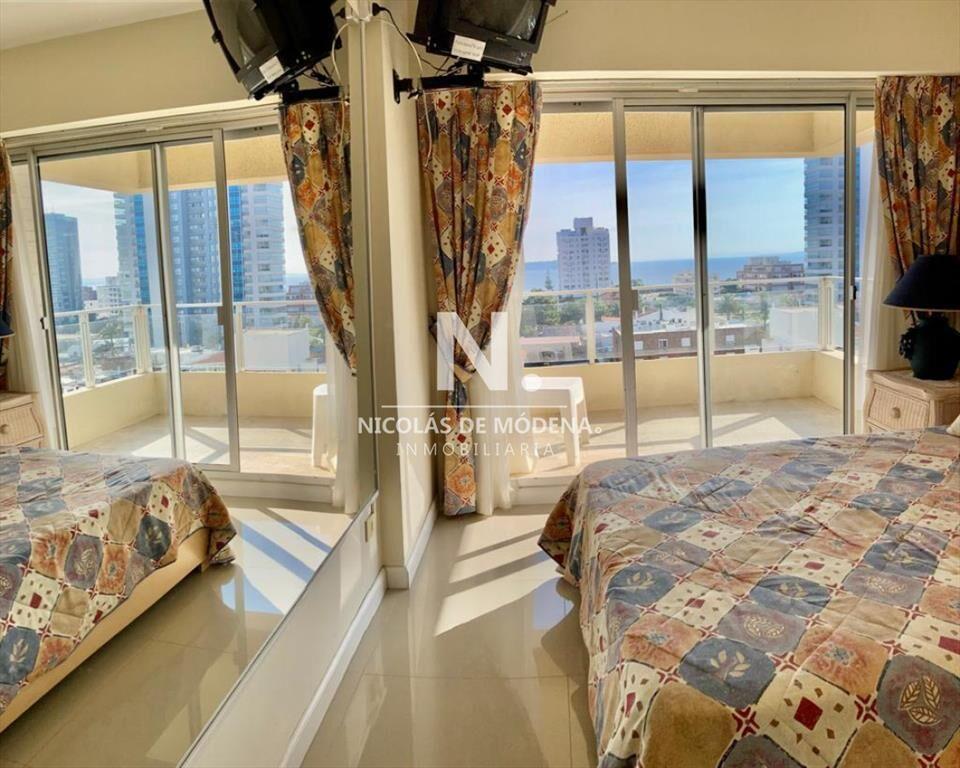 En Playa Brava, departamento de 3 dormitorios en venta