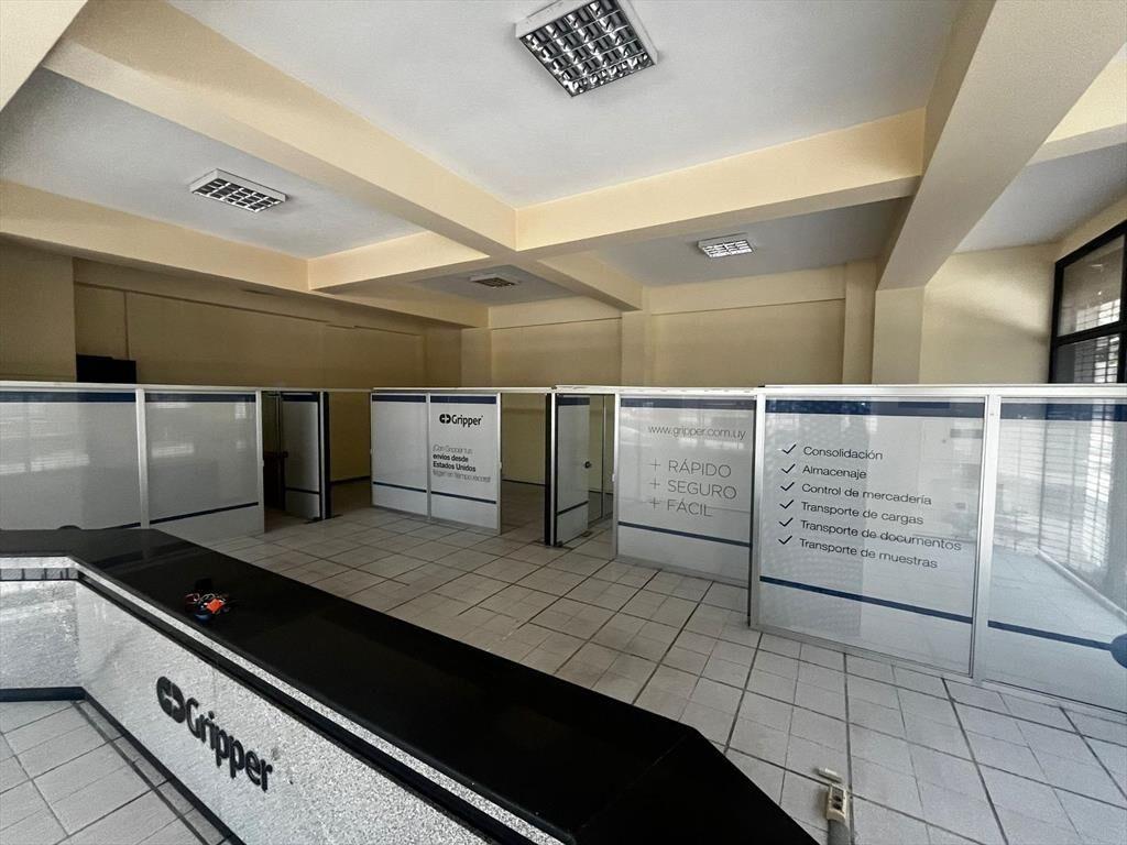 Excelente local esquina en Rambla portuaria, 120 m2 de saló