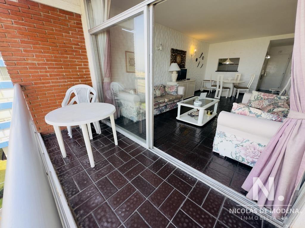 Venta de apartamento primera linea, playa brava.