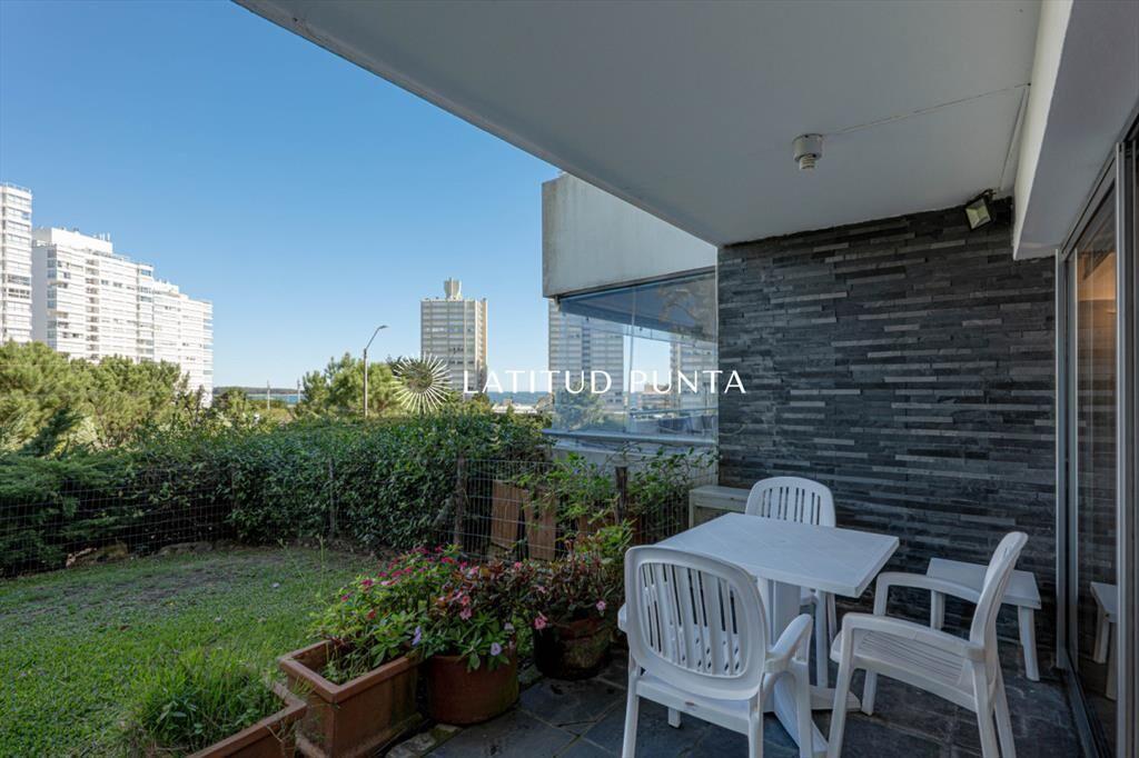 Apartamento en Mansa, 3 dormitorios, patio y
