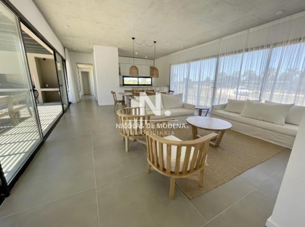 Vende casa en Pueblo mio, Manantiales de 4 dormitorios.