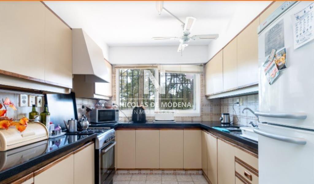 OPORTUNIDAD. VENDE CASA CON GRAN METRAJE EN SAN