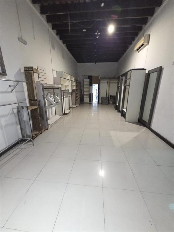 18 de julio y Vazquez, 170 m2 de planta, 4,5 mts de frente