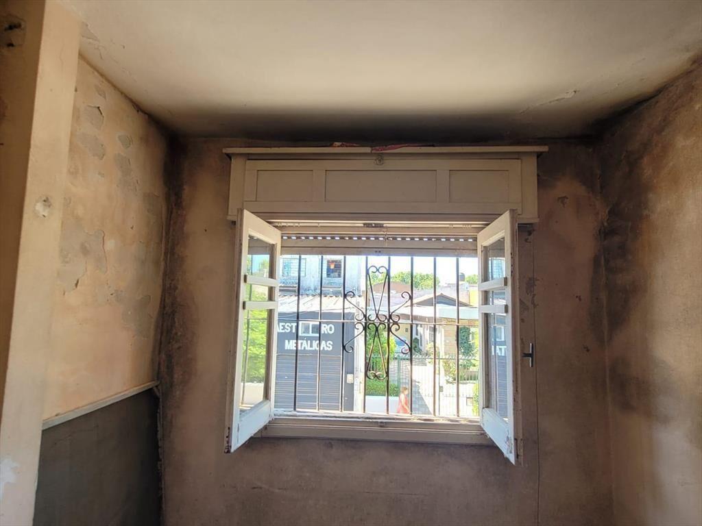 Casa, al frente, 3 dorm, garaje y patio con parrillero para
