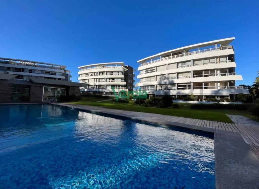 Venta apartamento, Punta Gorda,2 garajes, todos