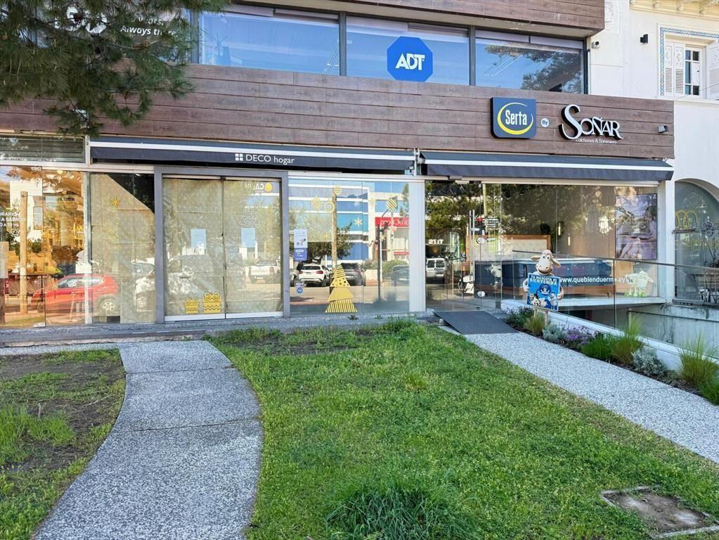 Venta local comercial con renta en Carrasco – Arocena esqui