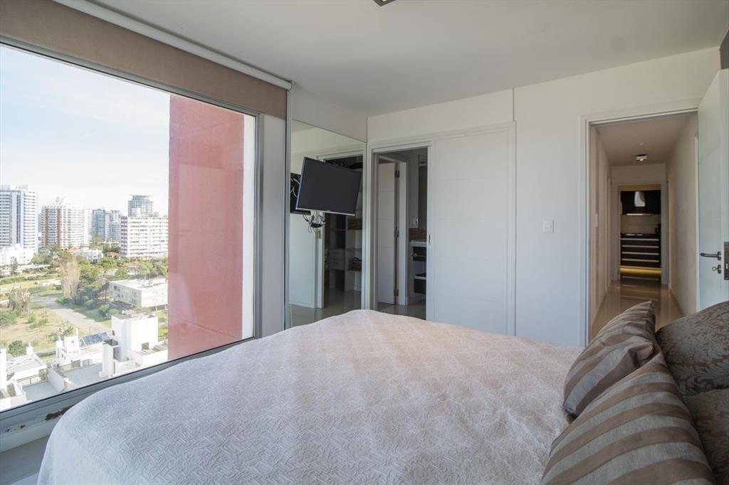 Excelente Apartamento de Tres Dormitorios con Vista a Playa