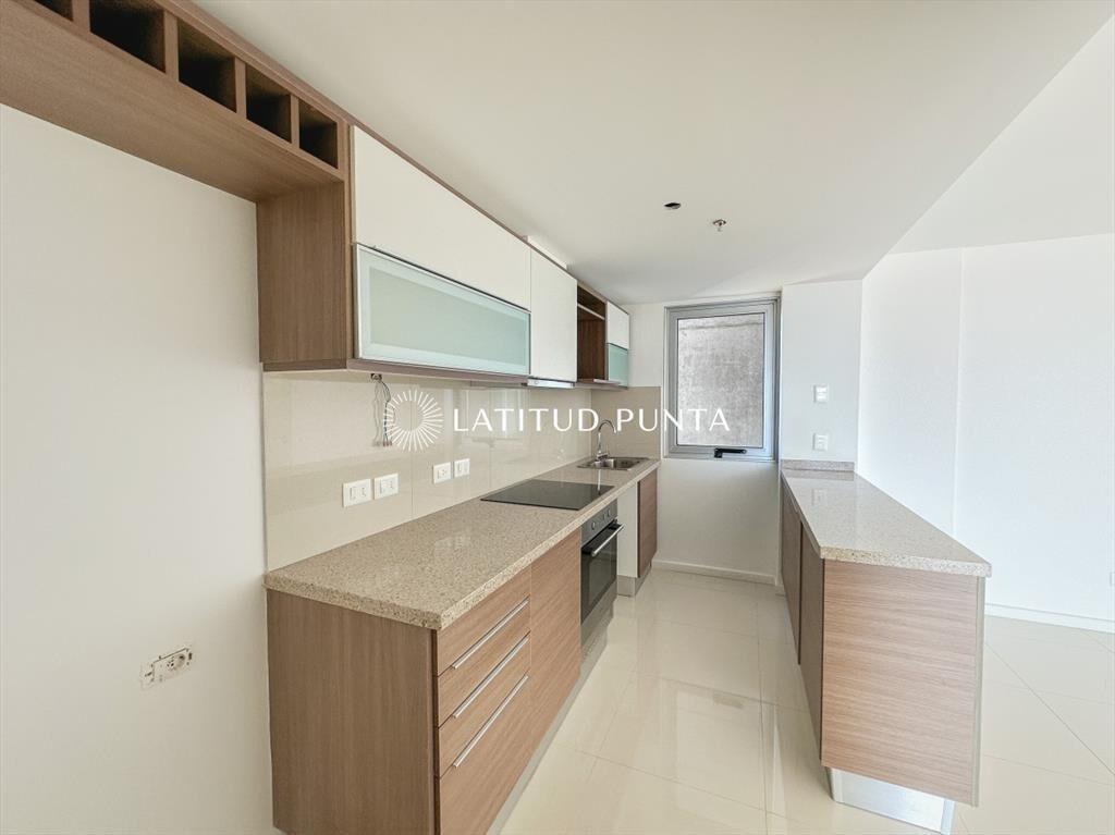 Apartamento en piso alto, 3 dormitorios y vista