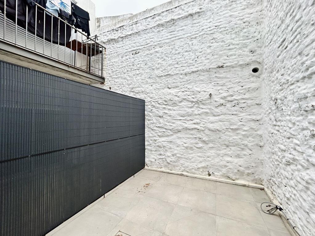 Venta monoambiente con patio con renta en La Comercial