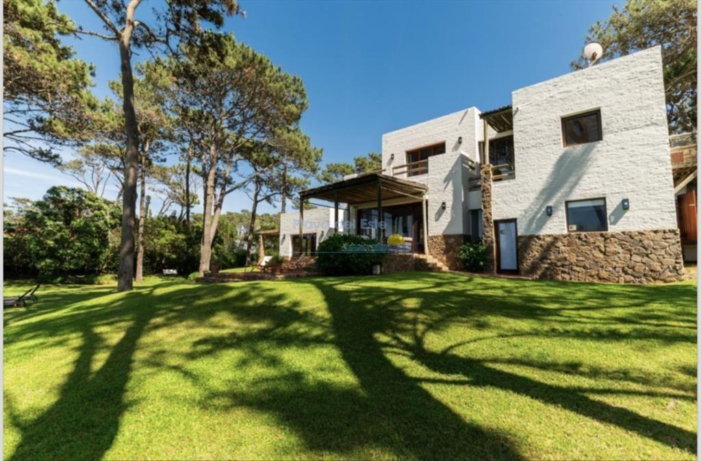 Excelente casa de 5 dormitorios mas dependencia y