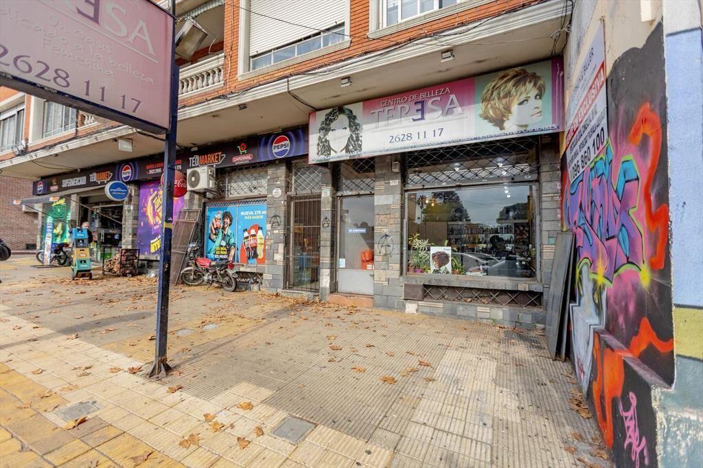 Local Comercial sobre Avenida Rivera frente al Zoológico Vi