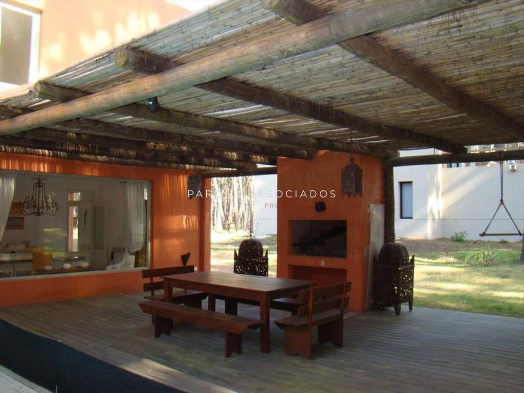 VENTA DE CASA DE 4 DORMITORIOS EN MONTOYA PUNTA