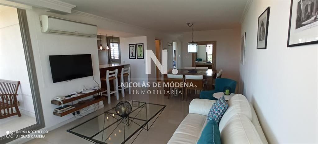 Vende apartamento de 3 dormitorios en Brava Punta