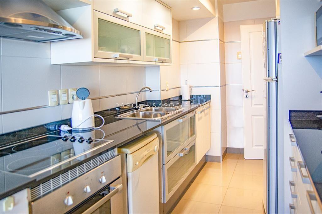 Hermoso apartamento en venta con agradable vista al mar en
