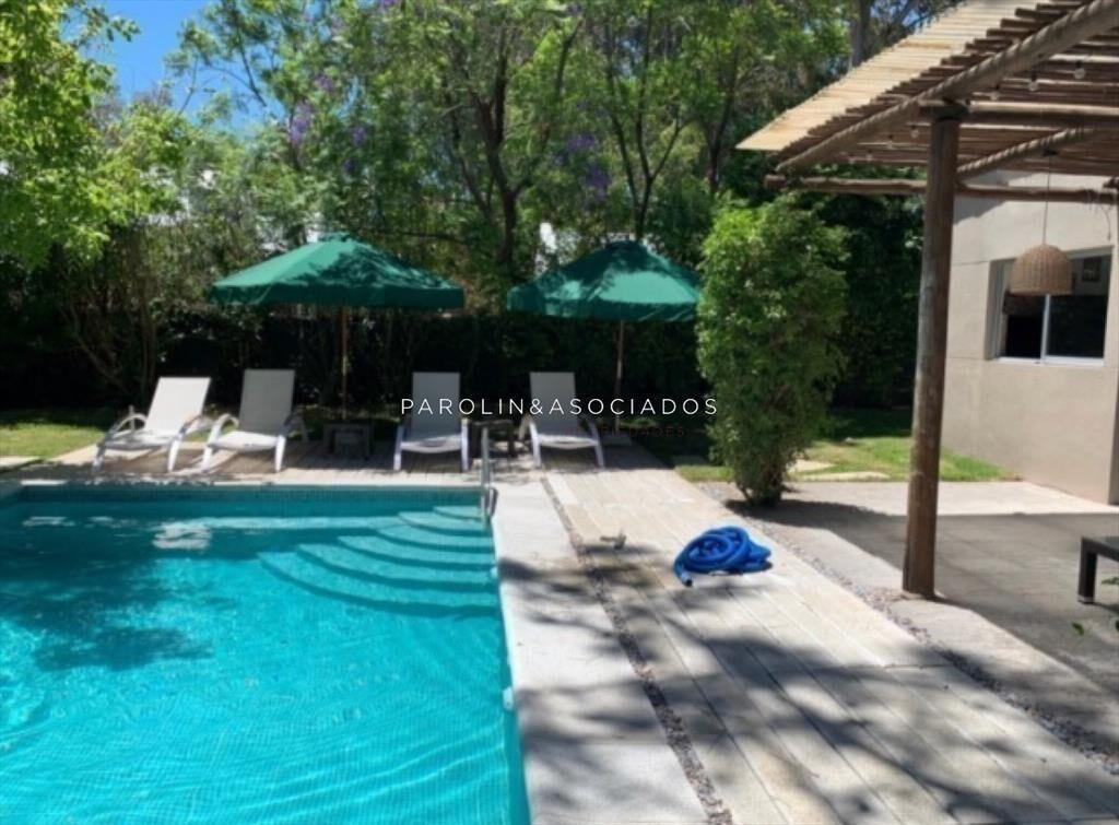 VENTA DE CASA DE 4 DORMITORIOS  EN BARRIO LA DEL