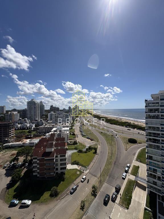 Venta de departamento de 3 dormitorios + servicio