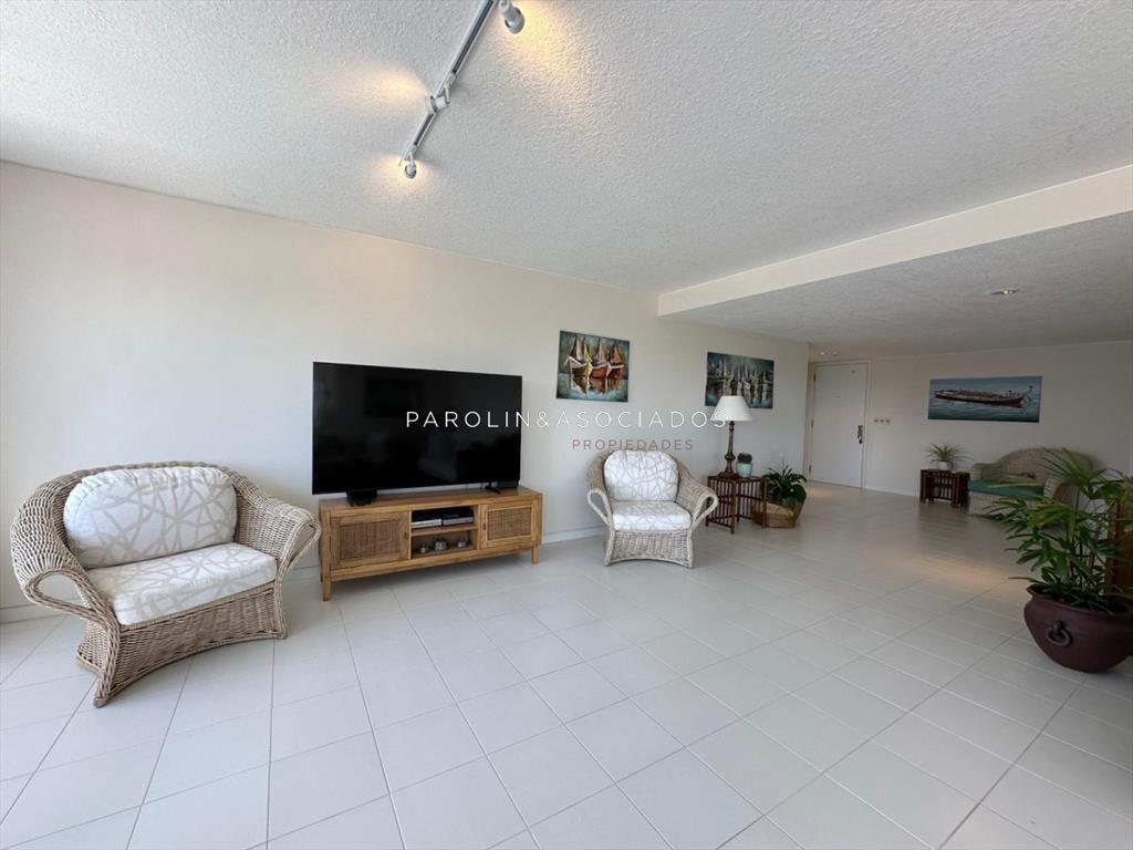 Oportunidad  en venta de 3 dormitorios en Tiburon