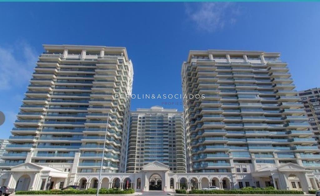 Apartamento de 2 dormitorios en Torre Imperiale, Punta del