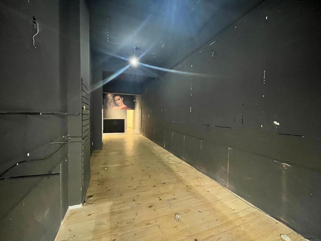 local, 18 de julio frente a la universidad, 70 m2 de salón,