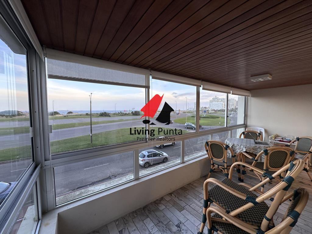 Vende apartamento de 3 dormitorios en Playa Punta