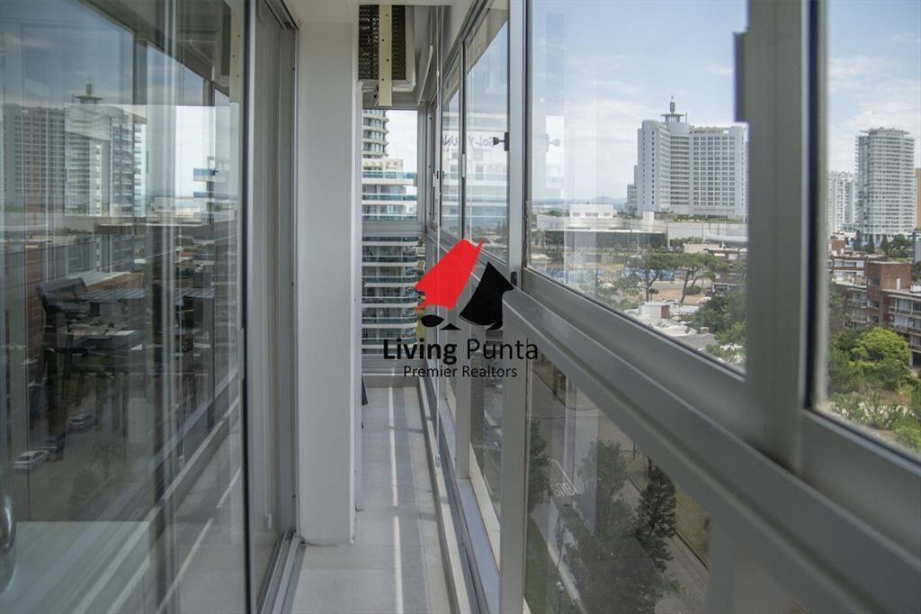 Vende apartamento de 2 dormitorios y medio en del