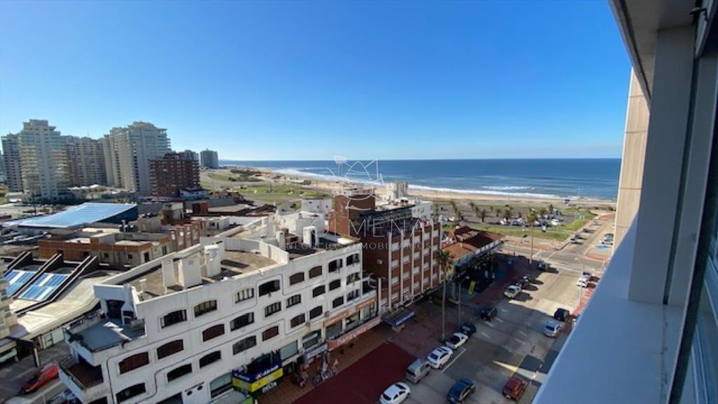 Apartamento con excelente vista a playa mansa y -