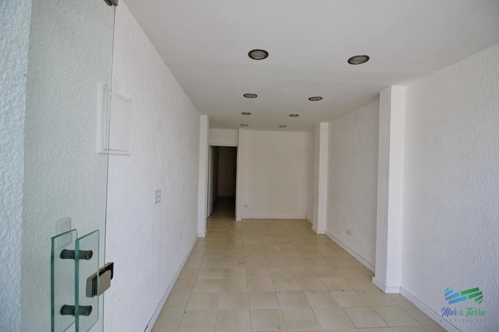 Se vende local a la calle en Punta del Este, zona