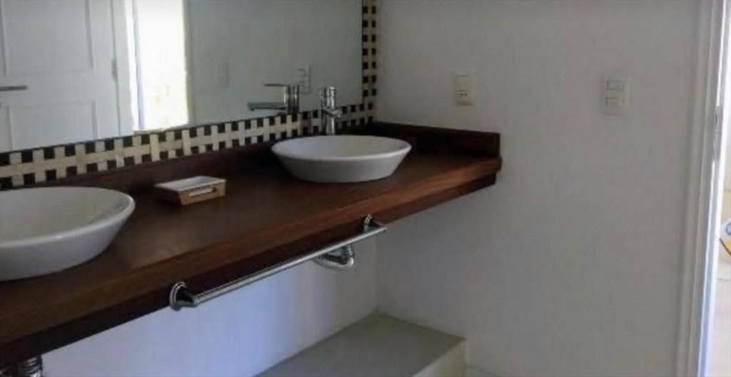 CASA EN VENTA DE 4 DORMITORIOS EN MANANTIALES
