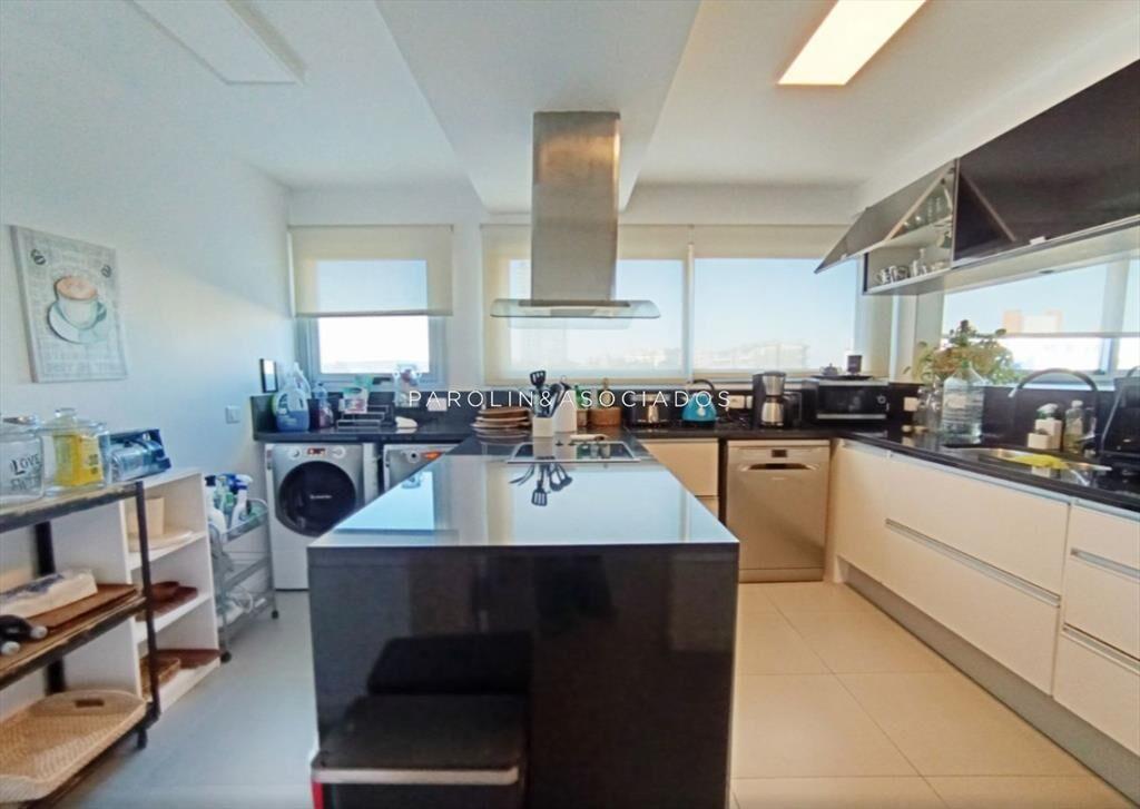 Departamento en Venta de 3 Suites y dependencia