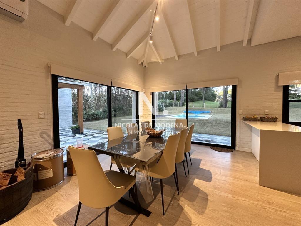 Vende casa de 3 dormitorios con fondo al Club de