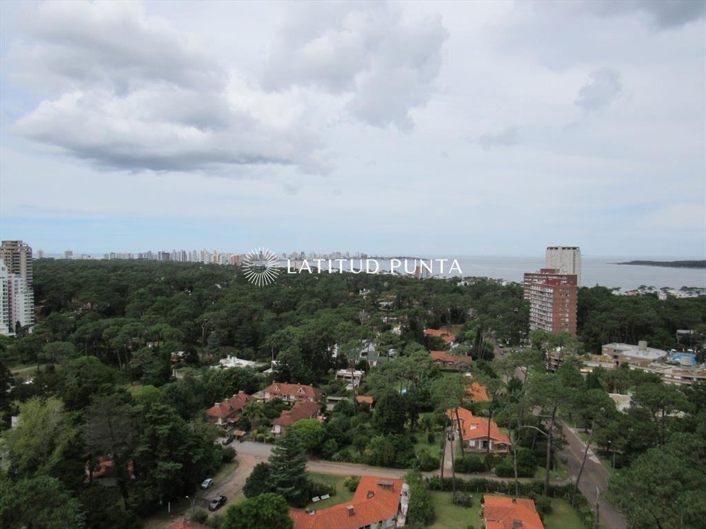 Apartamento de 2 dormitorios más dependencia en