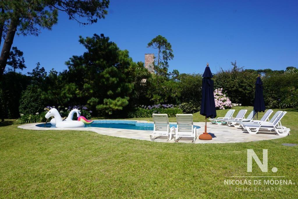 Venta de gran residencia a pasos de la playa Brava en RincÃ