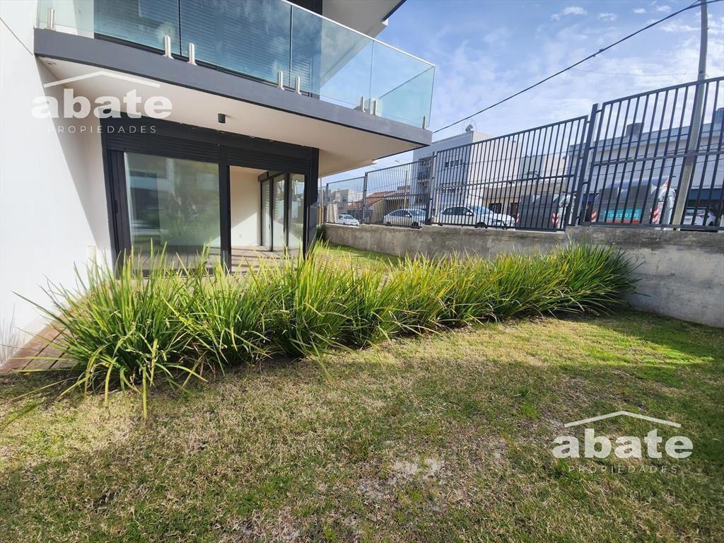 Venta apartamento de 2 dormitorios con deck y jardín con re