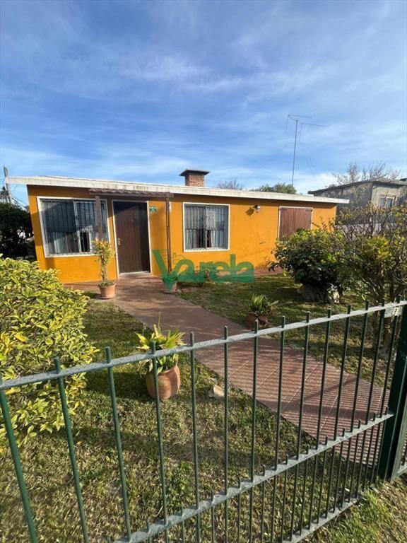 Casa en venta en Salinas, 2 dormitorios, garaje,