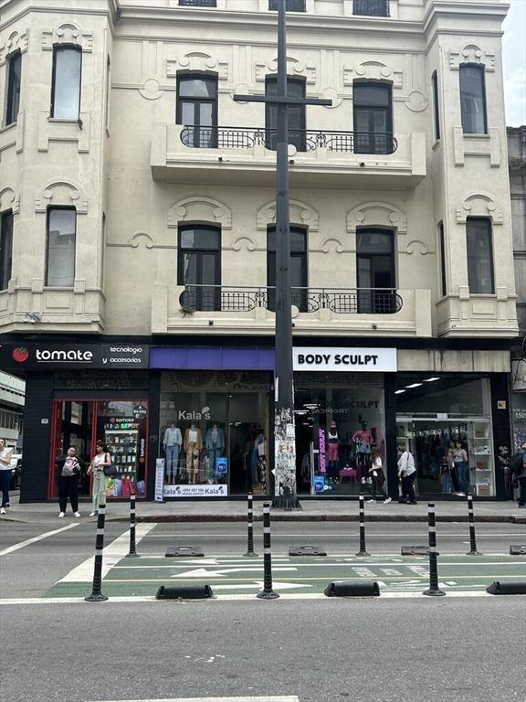 ALQUILER Local comercial sobre 18 de Julio esquina Vázquez.