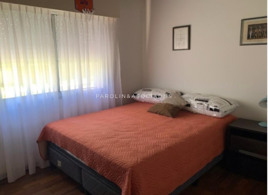 VENTA DE CASA DE 4 DORMITORIOS  EN BARRIO LA DEL