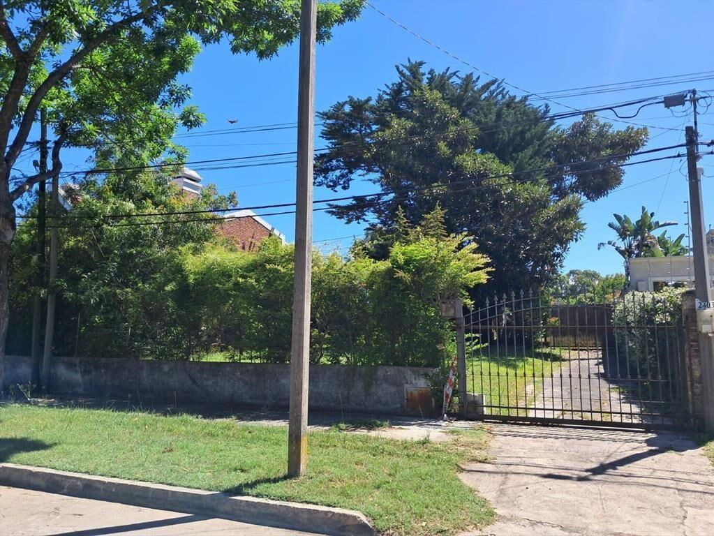 Buen predio, muy lindo entorno, sobre calle Orleans, Carras
