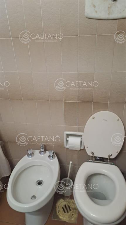 Vende apartamento de 2 dormitorios más servicio