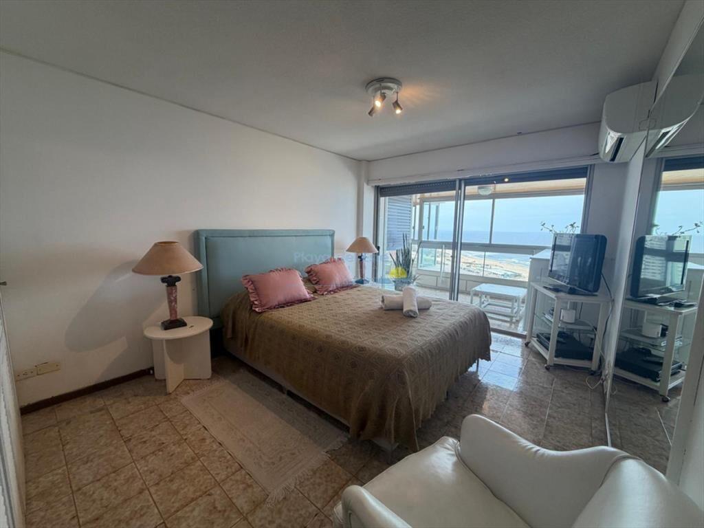 Apartamento de 3 dormitorios y servicio en Venta