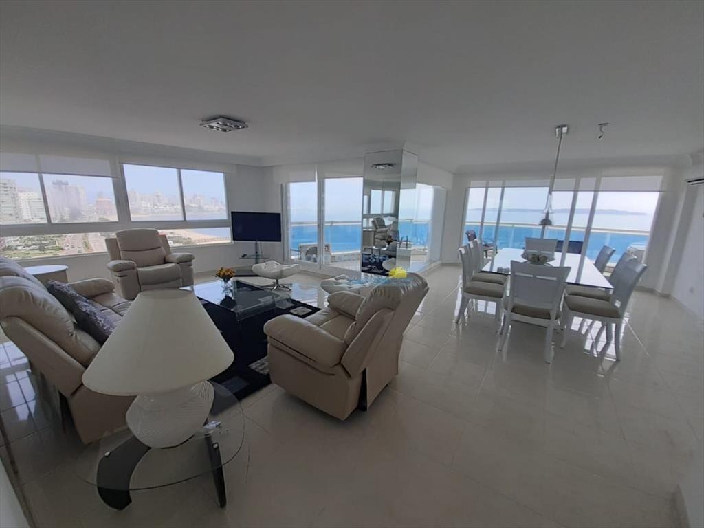 Apartamento en Venta de 3 Dormitorios en Punta ,