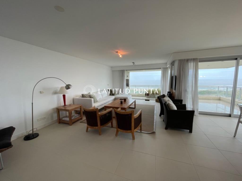 Apartamento en Brava, 3 suites más dependencia