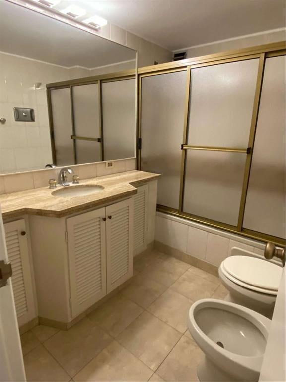 Alquiler premium sobre Bv. España, 3 dormitorios, servicio.